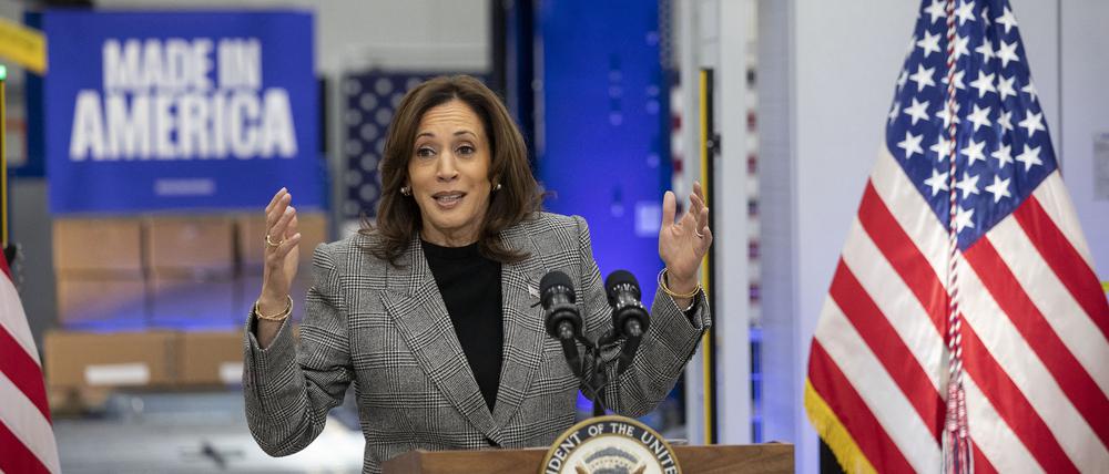 Die demokratische Präsidentschaftskandidatin Kamala Harris auf „Blue Wall“-Tour, hier bei Hemlock Semiconductor in Saginaw, Michigan. 