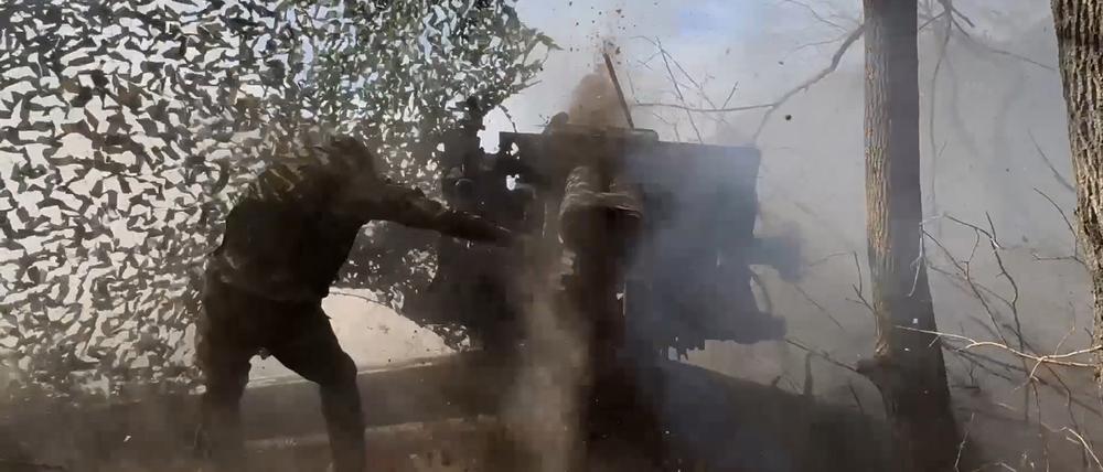 Auf diesem vom russischen Verteidigungsministerium am 28. Oktober 2024 veröffentlichten Video feuert ein russischer Soldat aus einer Haubitze auf eine ukrainische Stellung in der Region Kursk.