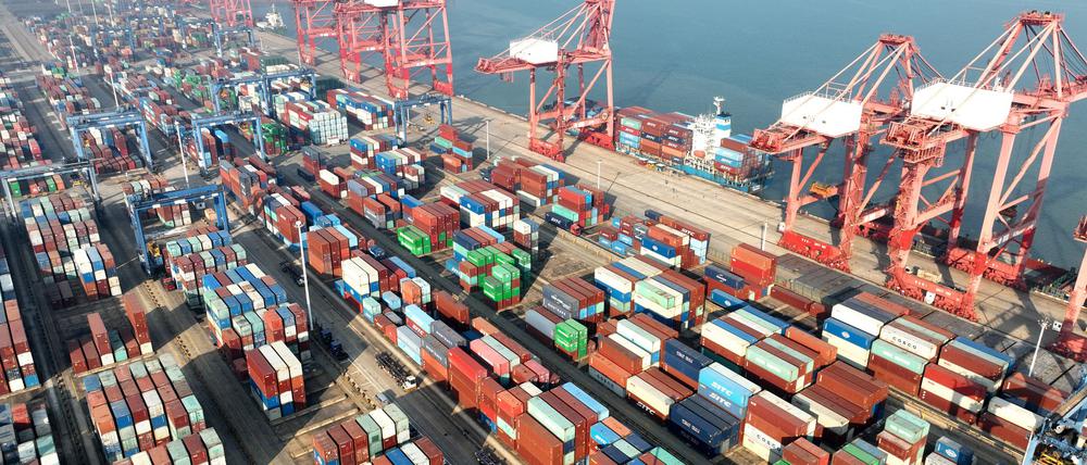 Containerterminal im Hafen von Lianyungang: Chinas Industrie ist zuletzt überraschend stark gewachsen. (Archivbild)