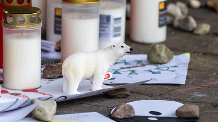 Kerzen und eine Eisbären-Figur stehen an der Unglücksstelle. Ein 15 Jahre alter Jugendlicher ist an Ecstasy-Konsum gestorben.