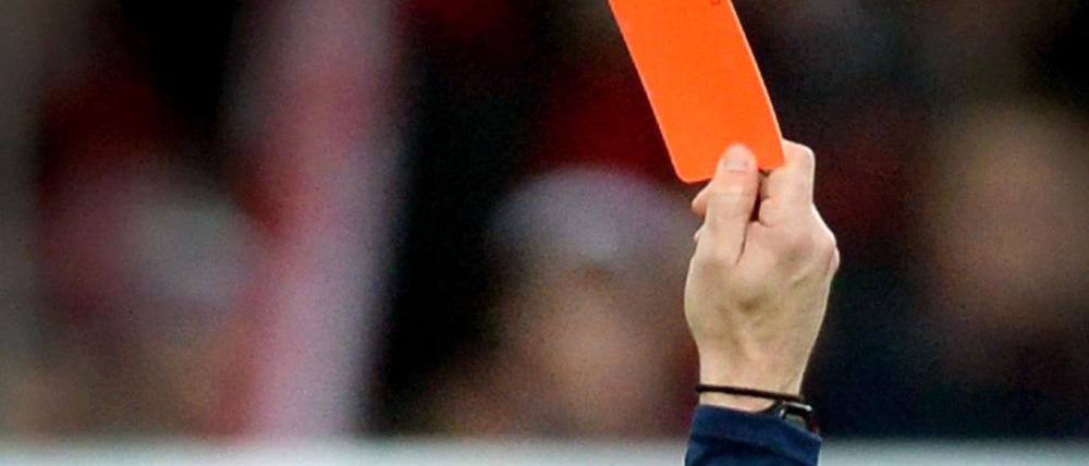 In der Kreisklasse zeigt ein Referee Rot - daraufhin wird er von einem Spieler angegriffen.