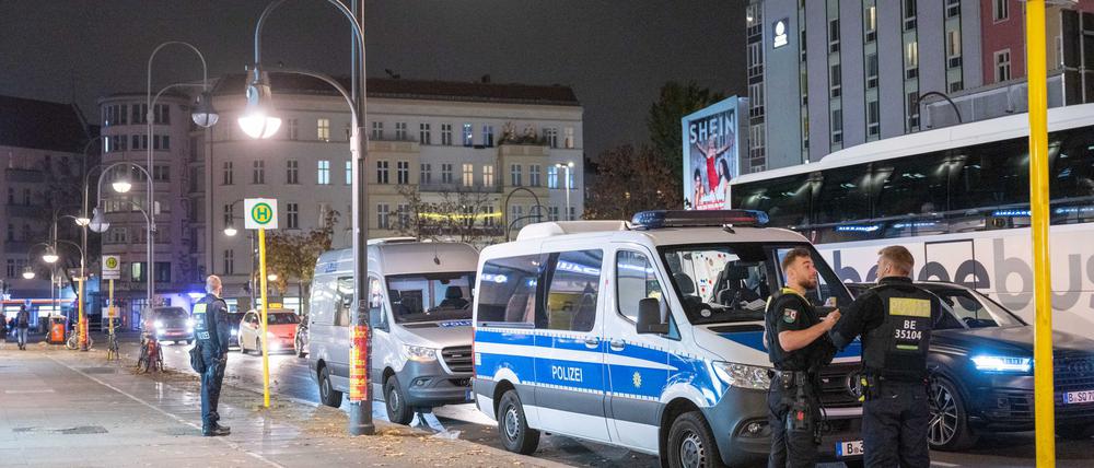 Polizisten in der Halloweennacht am Hermannplatz. Die Berliner Polizei rund 750 Polizistinnen und Polizisten zusätzlich im Einsatz.
