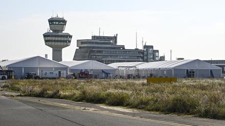 In weißen Zelten befindet sich auf dem Gelände des ehemaligen Flughafens Tegel eine Flüchtlingsunterkunft für 5000 Menschen.