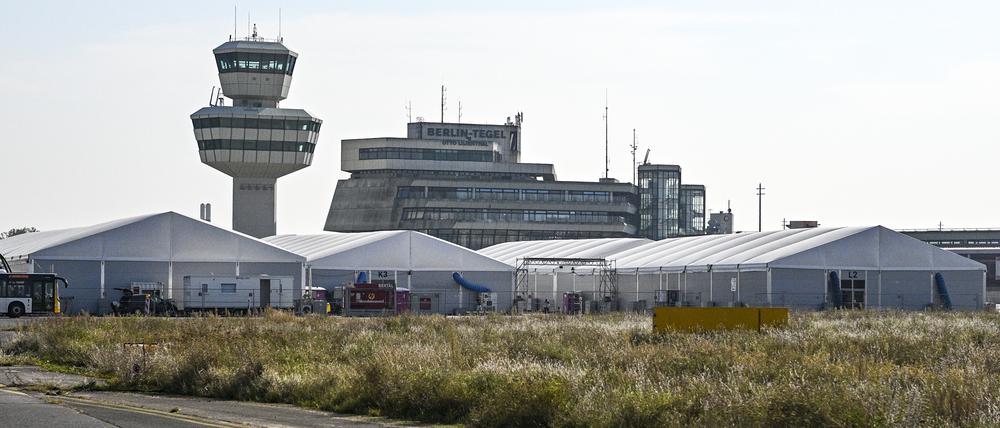 In weißen Zelten befindet sich auf dem Gelände des ehemaligen Flughafens Tegel eine Flüchtlingsunterkunft für 5000 Menschen.