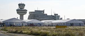 In weißen Zelten befindet sich auf dem Gelände des ehemaligen Flughafens Tegel eine Flüchtlingsunterkunft für 5000 Menschen.