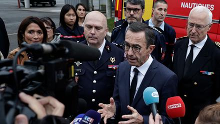 Frankreichs Innenminister Bruno Retailleau spricht mit den Medien während seines Besuchs im Feuerwehr- und Rettungszentrum in Chessy, östlich von Paris, am 31. Oktober 2024.