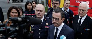 Frankreichs Innenminister Bruno Retailleau spricht mit den Medien während seines Besuchs im Feuerwehr- und Rettungszentrum in Chessy, östlich von Paris, am 31. Oktober 2024.