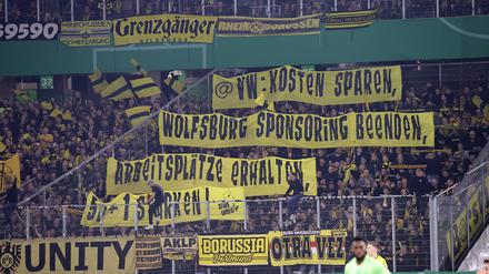 Die Fans von Borussia Dortmund haben eine kleine Meinung zur Unterstützung des VfL Wolfsburg durch VW.