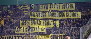 Die Fans von Borussia Dortmund haben eine kleine Meinung zur Unterstützung des VfL Wolfsburg durch VW.