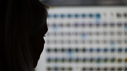 Hessen, Wiesbaden: Eine Ermittlerin der Besonderen Aufbauorganisation BAO Fokus (Fallübergreifende Organisationsstruktur gegen Kinderpornografie und sexuellen Missbrauch von Kindern) sitzt im Landeskriminalamt Hessen vor einem Monitor mit Fotodateien. Vor einem Pariser Schwurgericht hat der Prozess gegen einen Mann begonnen, der Hunderte Vergewaltigungen von Mädchen auf den Philippinen in Auftrag gegeben und an seinem Computer direkt per Livestream verfolgt haben soll.