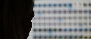 Hessen, Wiesbaden: Eine Ermittlerin der Besonderen Aufbauorganisation BAO Fokus (Fallübergreifende Organisationsstruktur gegen Kinderpornografie und sexuellen Missbrauch von Kindern) sitzt im Landeskriminalamt Hessen vor einem Monitor mit Fotodateien. Vor einem Pariser Schwurgericht hat der Prozess gegen einen Mann begonnen, der Hunderte Vergewaltigungen von Mädchen auf den Philippinen in Auftrag gegeben und an seinem Computer direkt per Livestream verfolgt haben soll.