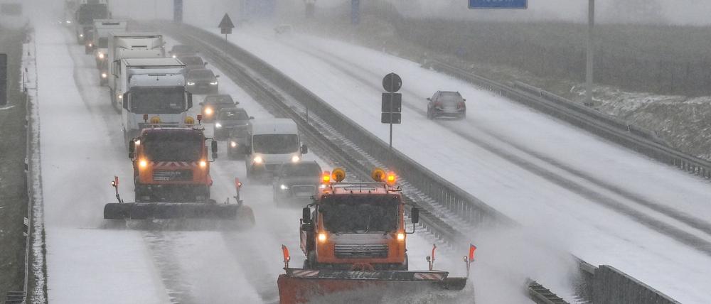 Im gesamten Gebiet der Autobahn GmbH in Deutschland seien 6.300 Straßenwärterinnen und Straßenwärter rund um die Uhr im Einsatz (Archivbild).