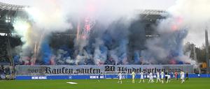 Diese Pyro-Aktion von Fans des Karlsruher SC im November 2022 hatte ein juristisches Nachspiel.
