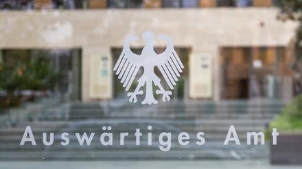 Der Bundesadler und der Schriftzug „Auswärtiges Amt“ sind an einer Glasscheibe an einem Eingang zum Auswärtigen Amt zu sehen. Das Auswärtige Amt hat den Leiter der iranischen Botschaft in Berlin einbestellt, um gegen die Hinrichtung des deutsch-iranischen Doppelstaatsbürgers D. Sharmahd zu protestieren.