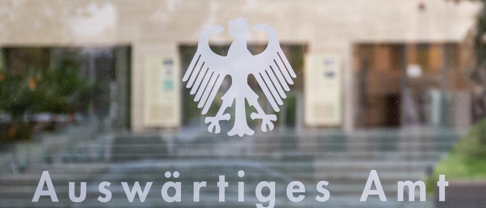 Der Bundesadler und der Schriftzug „Auswärtiges Amt“ sind an einer Glasscheibe an einem Eingang zum Auswärtigen Amt zu sehen. Das Auswärtige Amt hat den Leiter der iranischen Botschaft in Berlin einbestellt, um gegen die Hinrichtung des deutsch-iranischen Doppelstaatsbürgers D. Sharmahd zu protestieren.