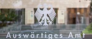 Der Bundesadler und der Schriftzug „Auswärtiges Amt“ sind an einer Glasscheibe an einem Eingang zum Auswärtigen Amt zu sehen. Das Auswärtige Amt hat den Leiter der iranischen Botschaft in Berlin einbestellt, um gegen die Hinrichtung des deutsch-iranischen Doppelstaatsbürgers D. Sharmahd zu protestieren.