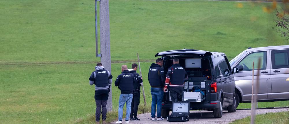 Die Polizei warnt, dass der flüchtige Täter gefährlich ist.