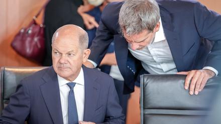 Berlin: Bundeskanzler Olaf Scholz (SPD) und Steffen Hebestreit (r), Sprecher der Bundesregierung, nehmen an der Sitzung des Bundeskabinetts im Bundeskanzleramt teil. 
