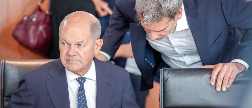 Berlin: Bundeskanzler Olaf Scholz (SPD) und Steffen Hebestreit (r), Sprecher der Bundesregierung, nehmen an der Sitzung des Bundeskabinetts im Bundeskanzleramt teil. 