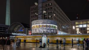 Die Weltzeituhr am Berliner Alexanderplatz bei Nacht. (Symbolbild)