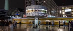 An der Weltzeituhr auf dem Alexanderplatz spielen oft Straßenmusiker. Das Baudenkmal ist beschädigt, seit ein Lkw-Fahrer dagegen fuhr.