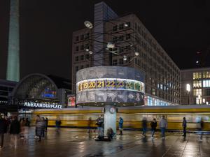 Die Weltzeituhr am Berliner Alexanderplatz bei Nacht. (Symbolbild)