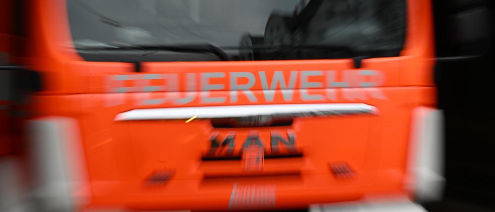 Der Schriftzug Feuerwehr ist auf einem Einsatzfahrzeug der Feuerwehr angebracht.