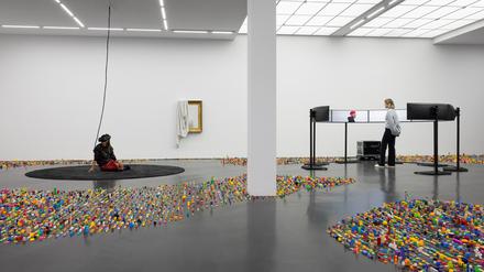 Blick in die aktuelle Ausstellung von Ryan Gander in der Galerie Esther Schipper.