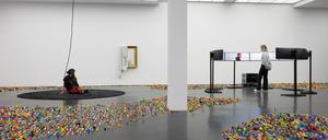 Blick in die aktuelle Ausstellung von Ryan Gander in der Galerie Esther Schipper.