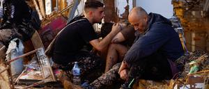 In Alfafar in Valencia trauern Hinterbliebene nach den Unwettern in Spanien um die Toten. 