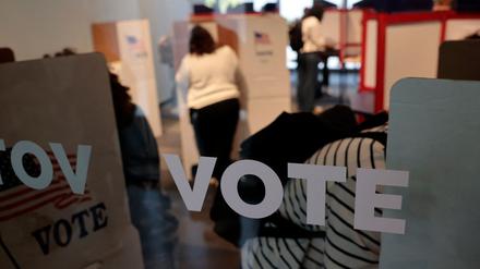 Menschen geben am 31. Oktober 2024 in einem Wahllokal in Ann Arbor, Michigan, ihre persönliche Vorab-Stimme ab.