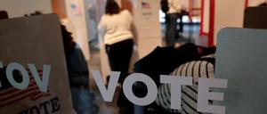 Menschen geben am 31. Oktober 2024 in einem Wahllokal in Ann Arbor, Michigan, ihre persönliche Vorab-Stimme ab.