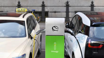 Zwei E-Autos werden an einer Ladestation geladen.