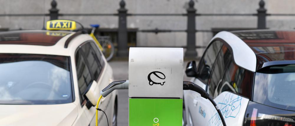Zwei E-Autos werden an einer Ladestation geladen.