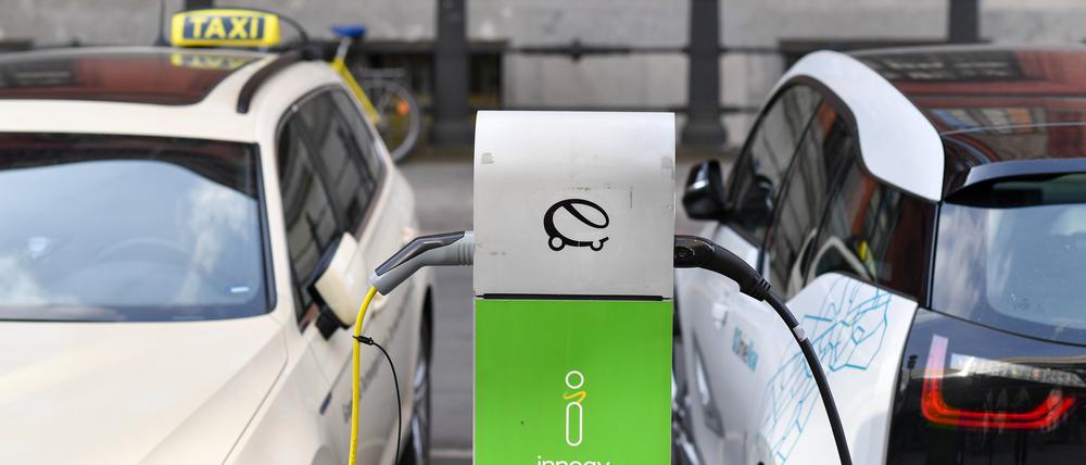Zwei E-Autos werden an einer Ladestation geladen.