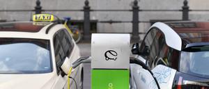 Zwei E-Autos werden an einer Ladestation geladen.