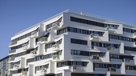 Blick auf einen Neubau an der Stralauer Allee in Friedrichshain.