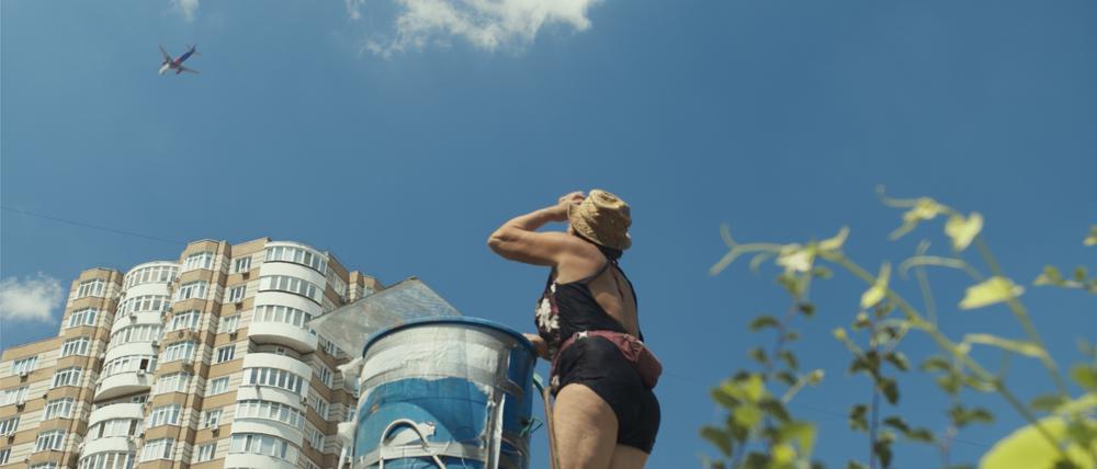 In „Flowers of Ukraine“ verteidigt die unverbesserliche Optimistin Natalia ihren Garten und ihr Heimatland.