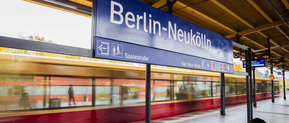 Eine S-Bahn am Bahnhof Berlin-Neukölln.