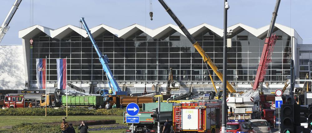 Serbien, Novi Sad: Menschen und Rettungskräfte im Einsatz an einem Bahnhof in Novi Sad, wo ein Dach eingestürzt ist.