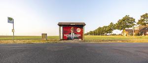 Wartehäuschen auf freiem Feld in Brandenburg mit einem Wahlplakat von Ministerpräsident Dietmar Woidke, SPD. 