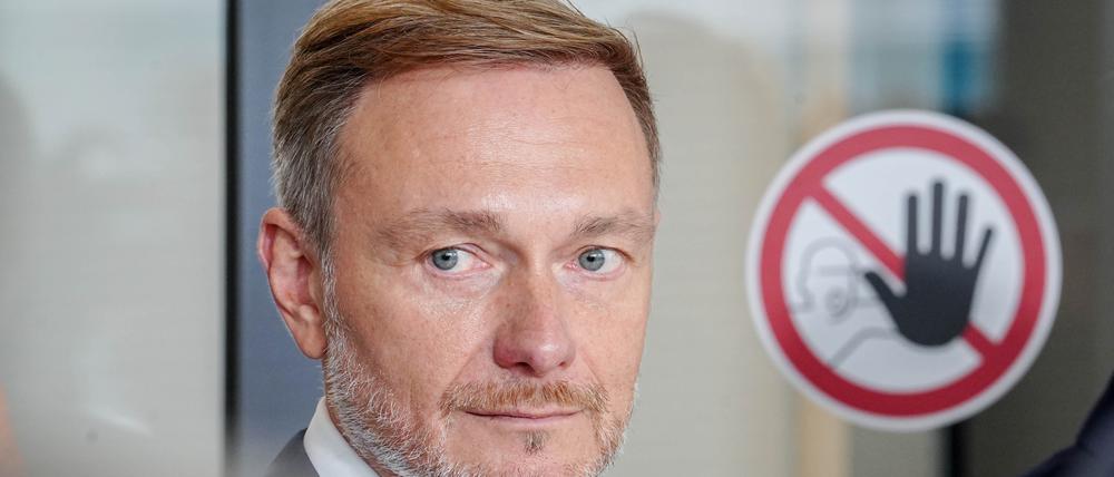 Christian Lindner (FDP), Bundesminister der Finanzen und FDP-Parteivorsitzender, steht nach dem Treffen seiner Fraktion mit Wirtschaftsverbänden im Reichstagsgebäude auf der Fraktionsebene des Bundestags neben einem Halte-Hinweisschild.