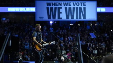 Bruce Springsteen spielt bei einer Wahlkampfveranstaltung mit dem ehemaligen US-Präsident Obama zur Unterstützung der demokratischen US-Präsidentschaftskandidatin Harris in Philadelphia. 