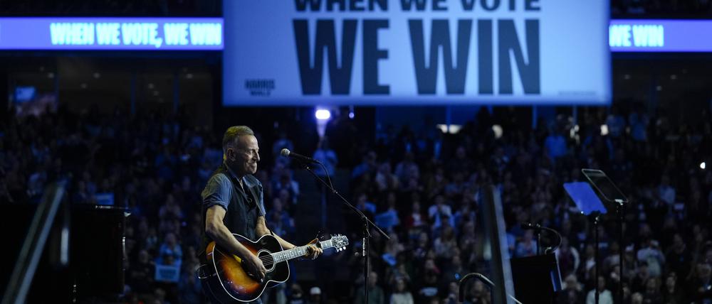 Bruce Springsteen spielt bei einer Wahlkampfveranstaltung mit dem ehemaligen US-Präsident Obama zur Unterstützung der demokratischen US-Präsidentschaftskandidatin Harris in Philadelphia.
