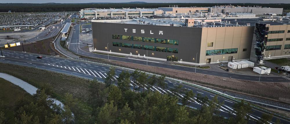 Die IG Metall sieht die Arbeitsbelastung der Beschäftigten als Ursache für den hohen Krankenstand bei Tesla (Archivbild)