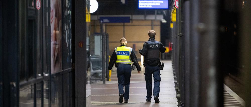 Polizeibeamte im S-Bahnhof Neukölln, nachdem dort Sprengstoff gefunden worden war.