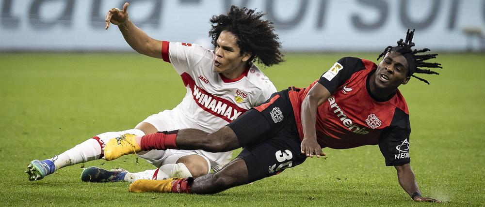 Anrie Chase von VfB Stuttgart grätscht Jeremie Frimpong von Bayer 04 Leverkusen ab.