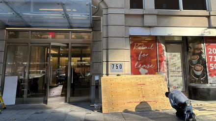 Erste Geschäfte, Restaurants und Banken in Downtown Washington schützen ihre Schaufenster mit Brettern.