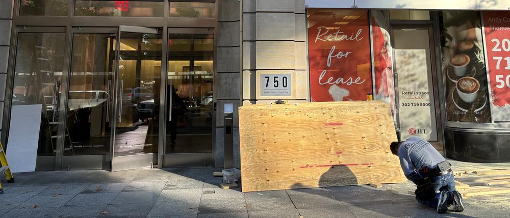 Erste Geschäfte, Restaurants und Banken in Downtown Washington schützen ihre Schaufenster mit Brettern.