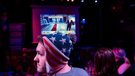 US-Bürger in unserer Region fiebern bei der US-Präsidentenwahl am Wahlabend 2016 mit. Auch dieses Jahr finden am Wahlabend in Berlin und Brandenburg Veranstaltungen statt. (Archivbild)